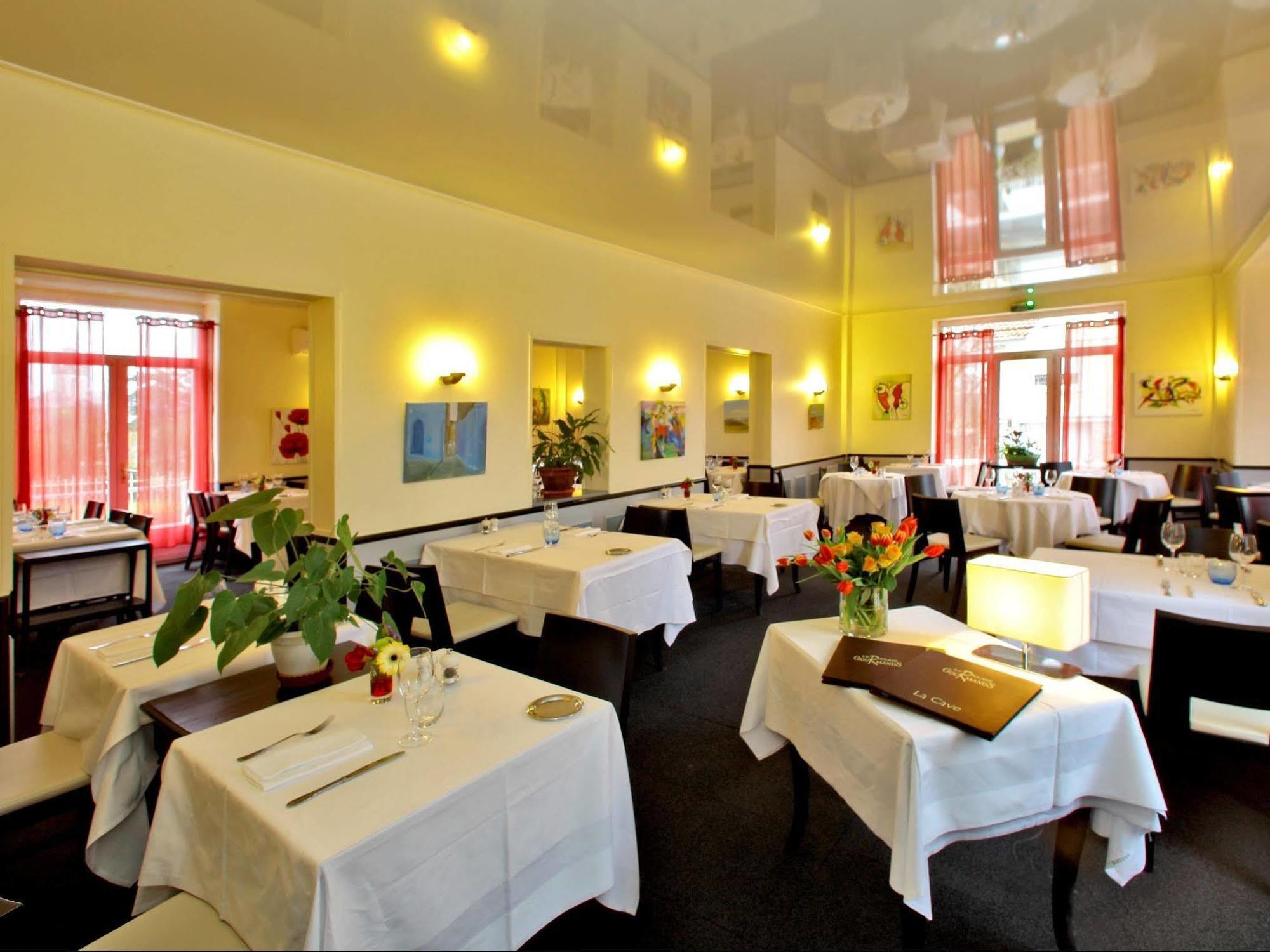 Hotel Restaurant Le Relais Des Gourmands Gramat Bagian luar foto